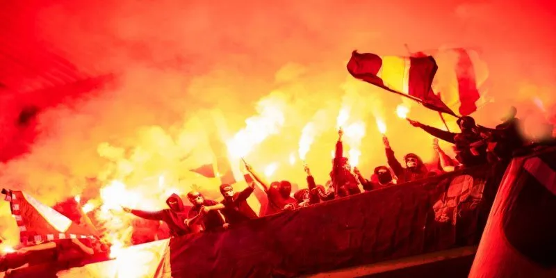 Hooligan Là Gì? Nguyên Nhân Tình Trạng Bạo Lực Trong Bóng Đá 2 Hooligan là gì là những người hâm mộ bóng đá gây ẩu đả và phá hoại